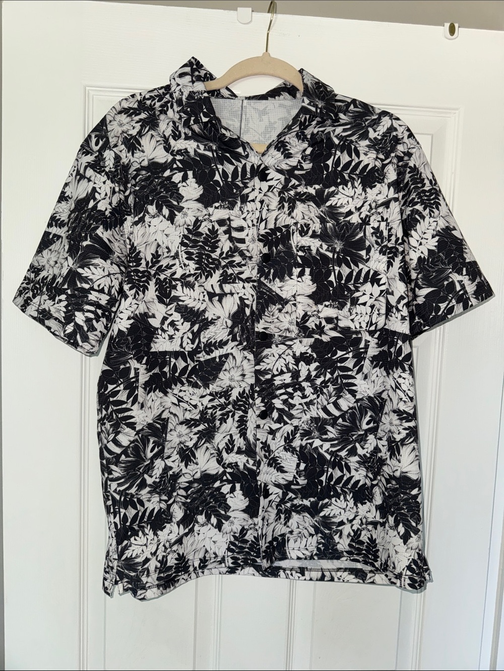 lululemon athletica Black & White Leaf-Print Short-Sleeve Button-Down Shirt